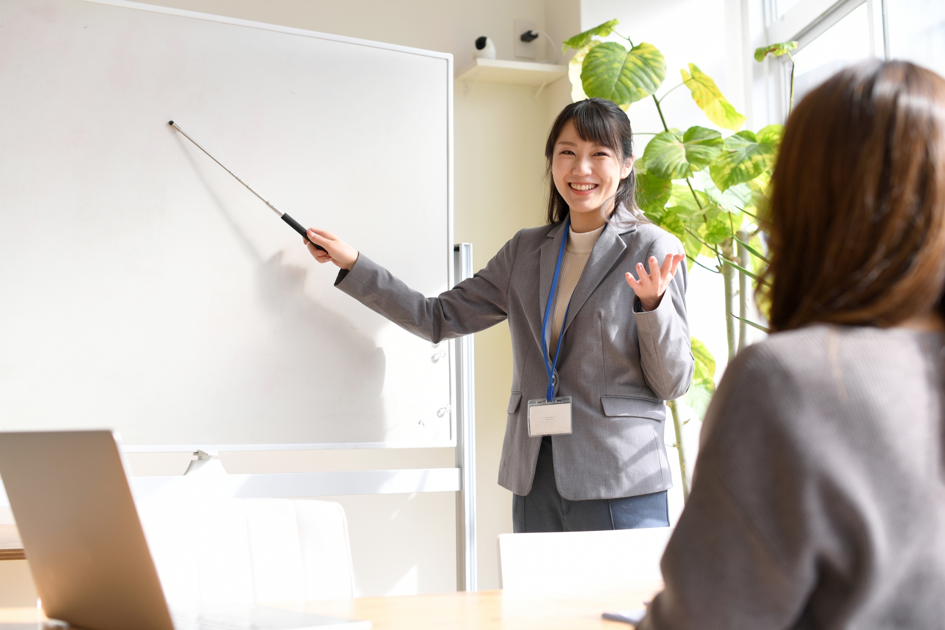 ホワイトボードで説明をするセミナー講師の女性