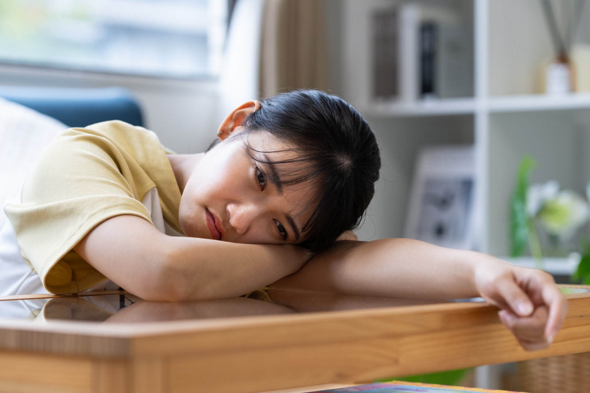 落ち込む若い女性