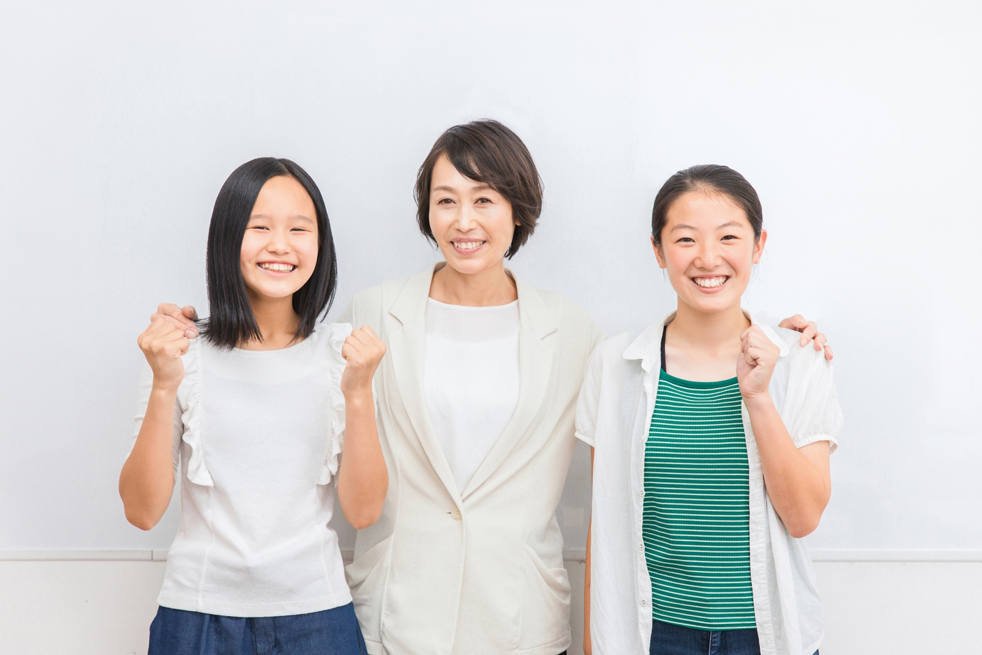 スーツを着た女性と子供（先生と生徒）