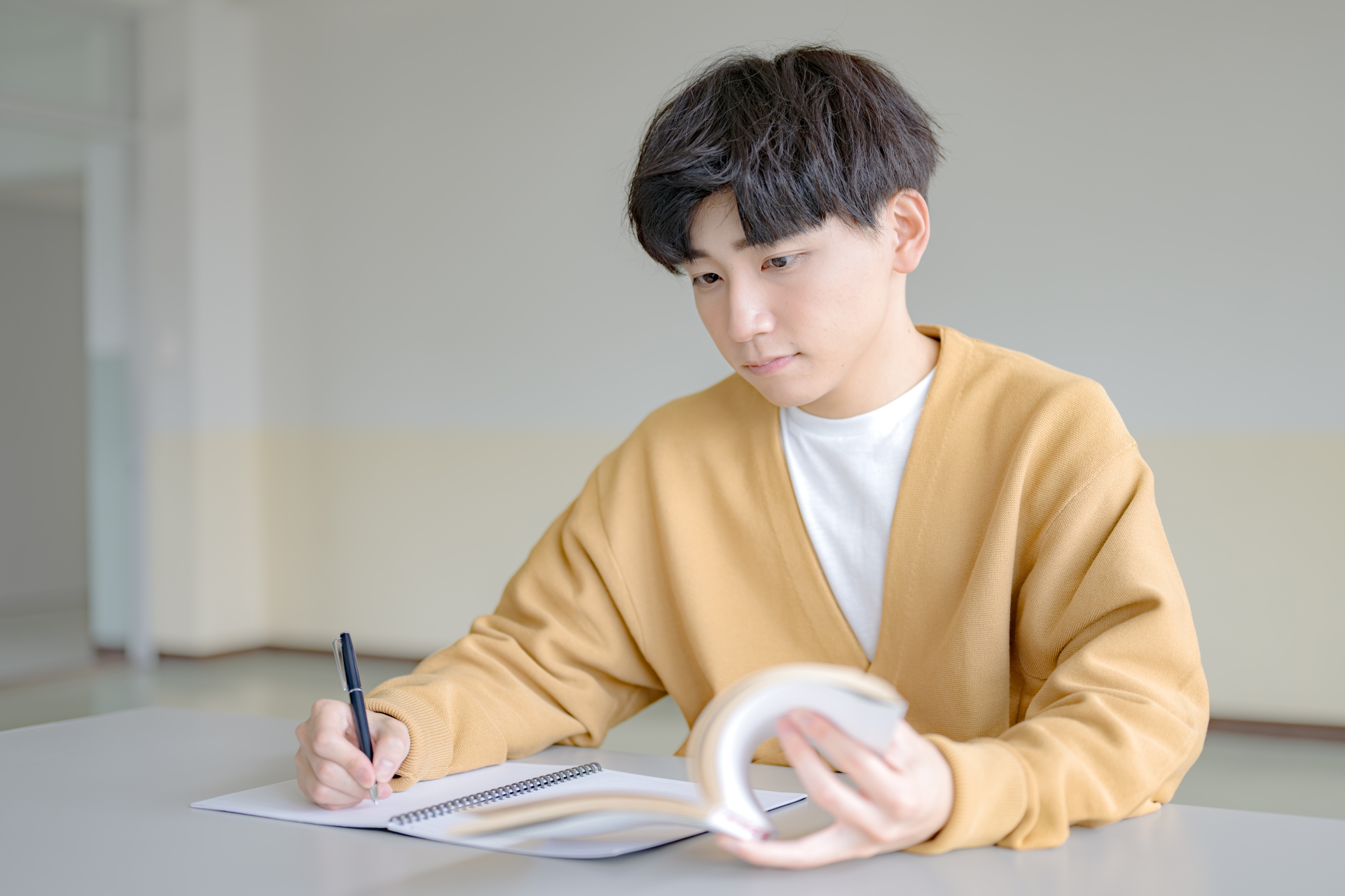 勉強する若い男性