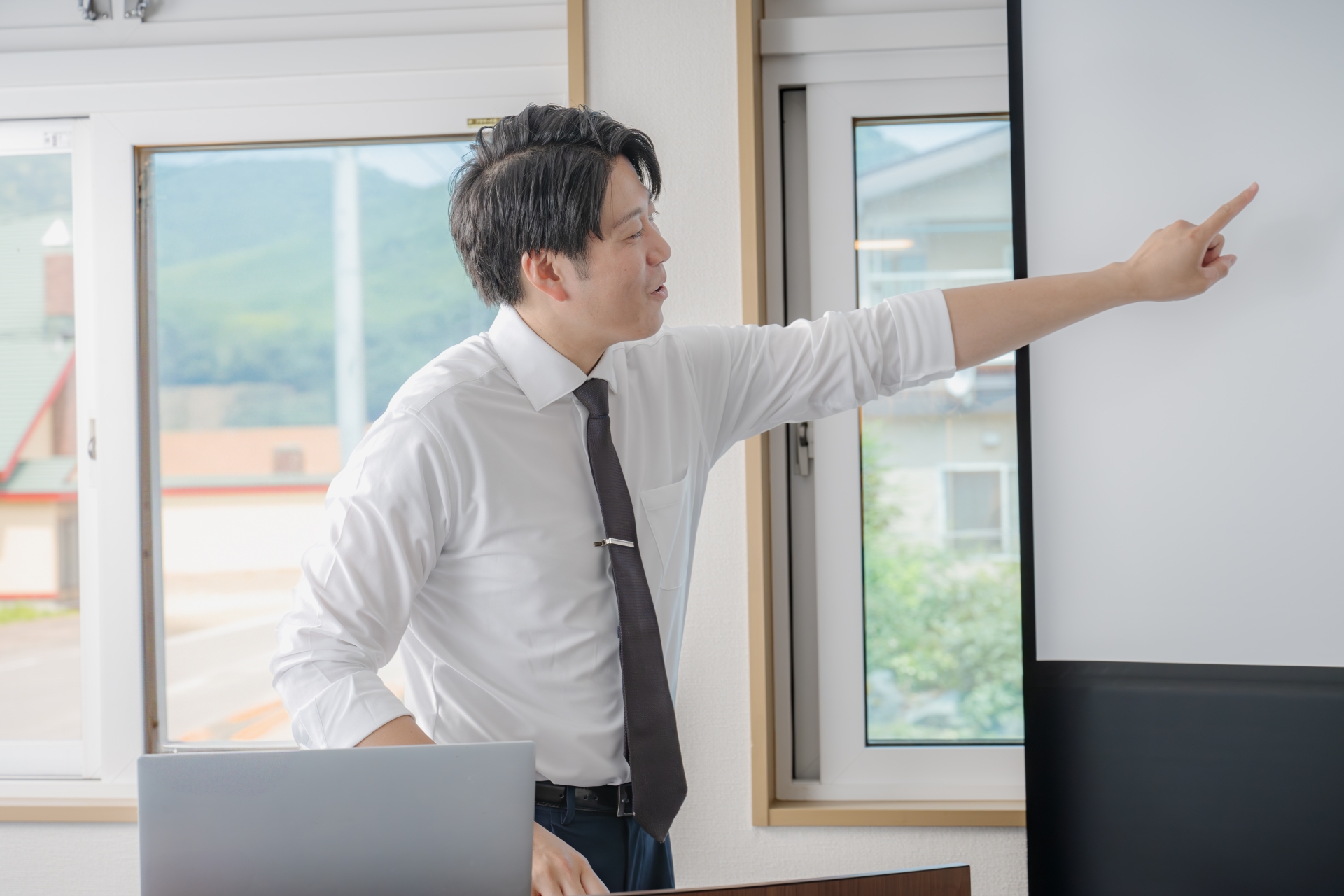 明るく説明する先生風の男性