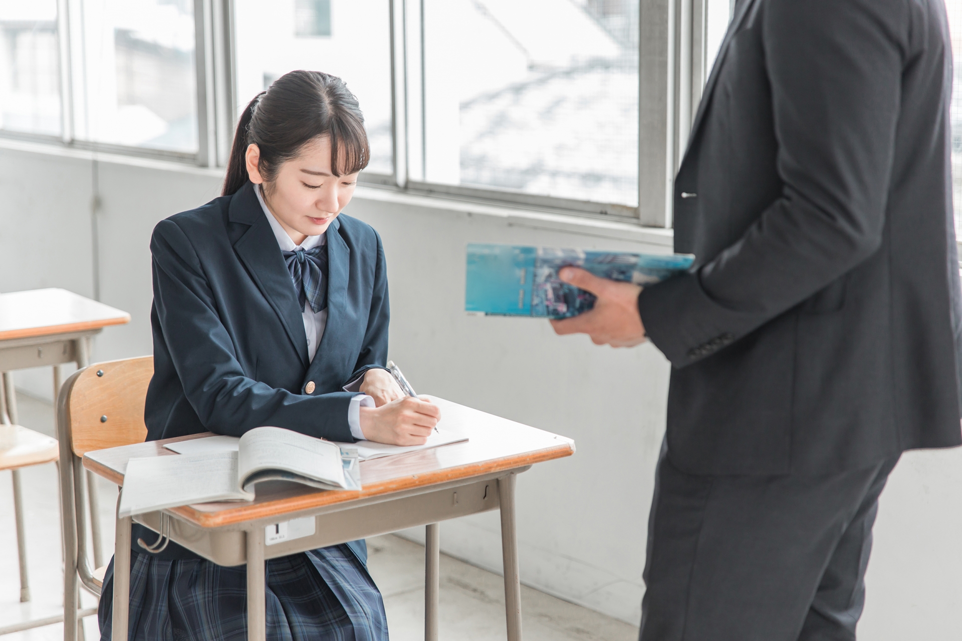 学校で勉強する制服を着た女子高校生（塾）