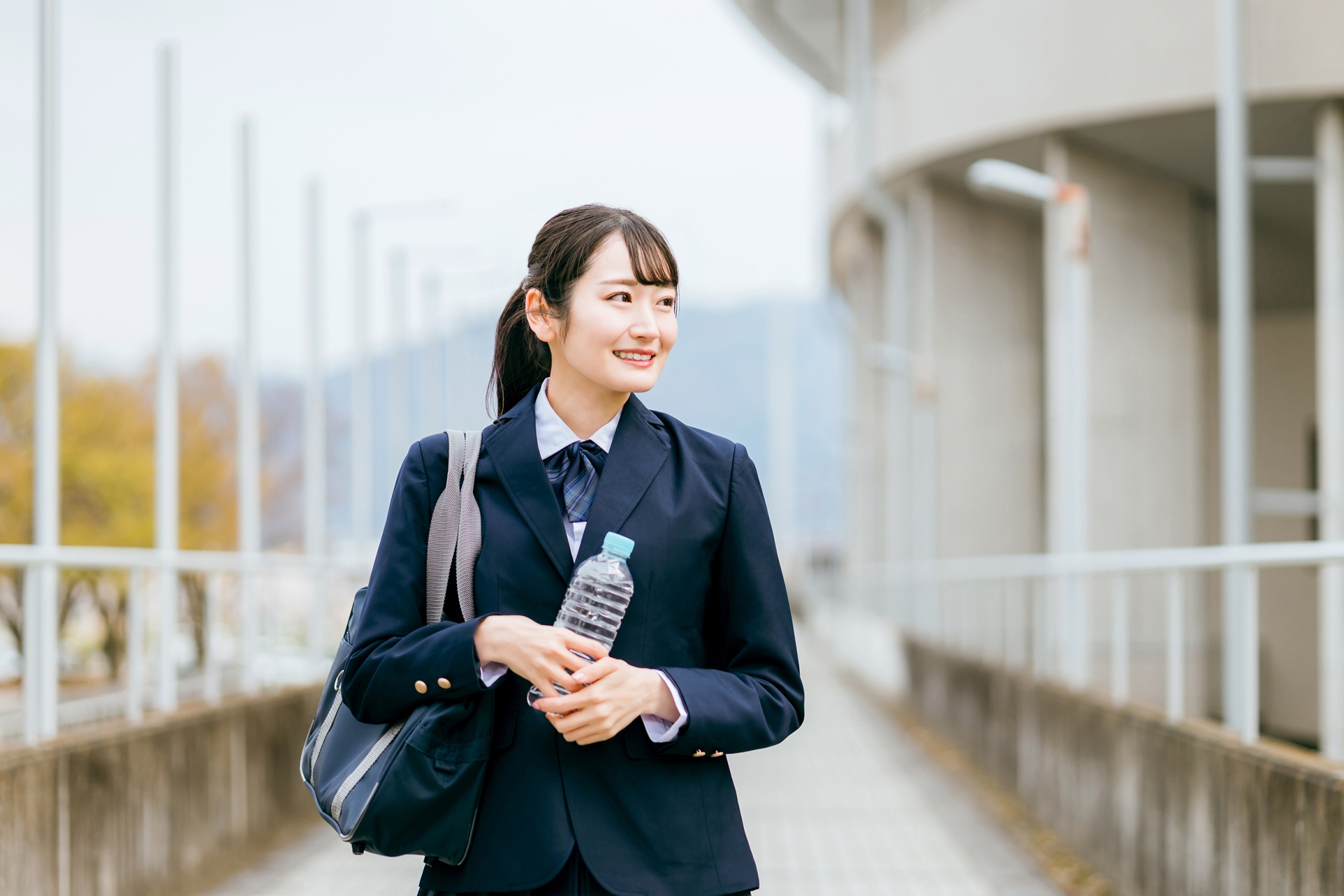 通学・登校・下校する制服姿の女子高生