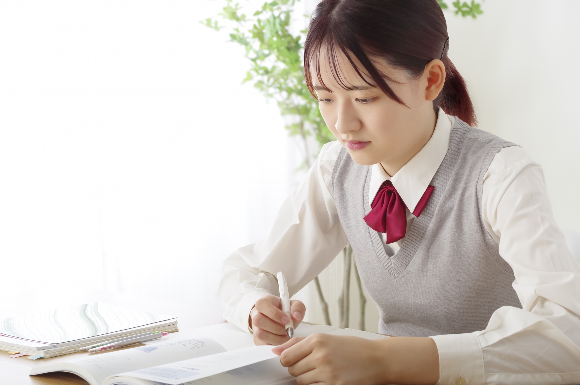 真剣な表情で勉強に取り組む女子高生