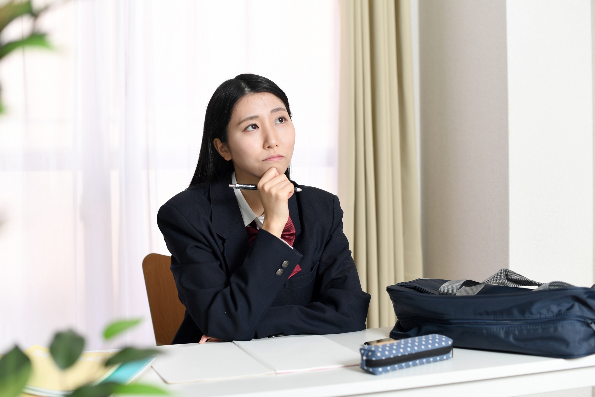 考えごとをする女子学生