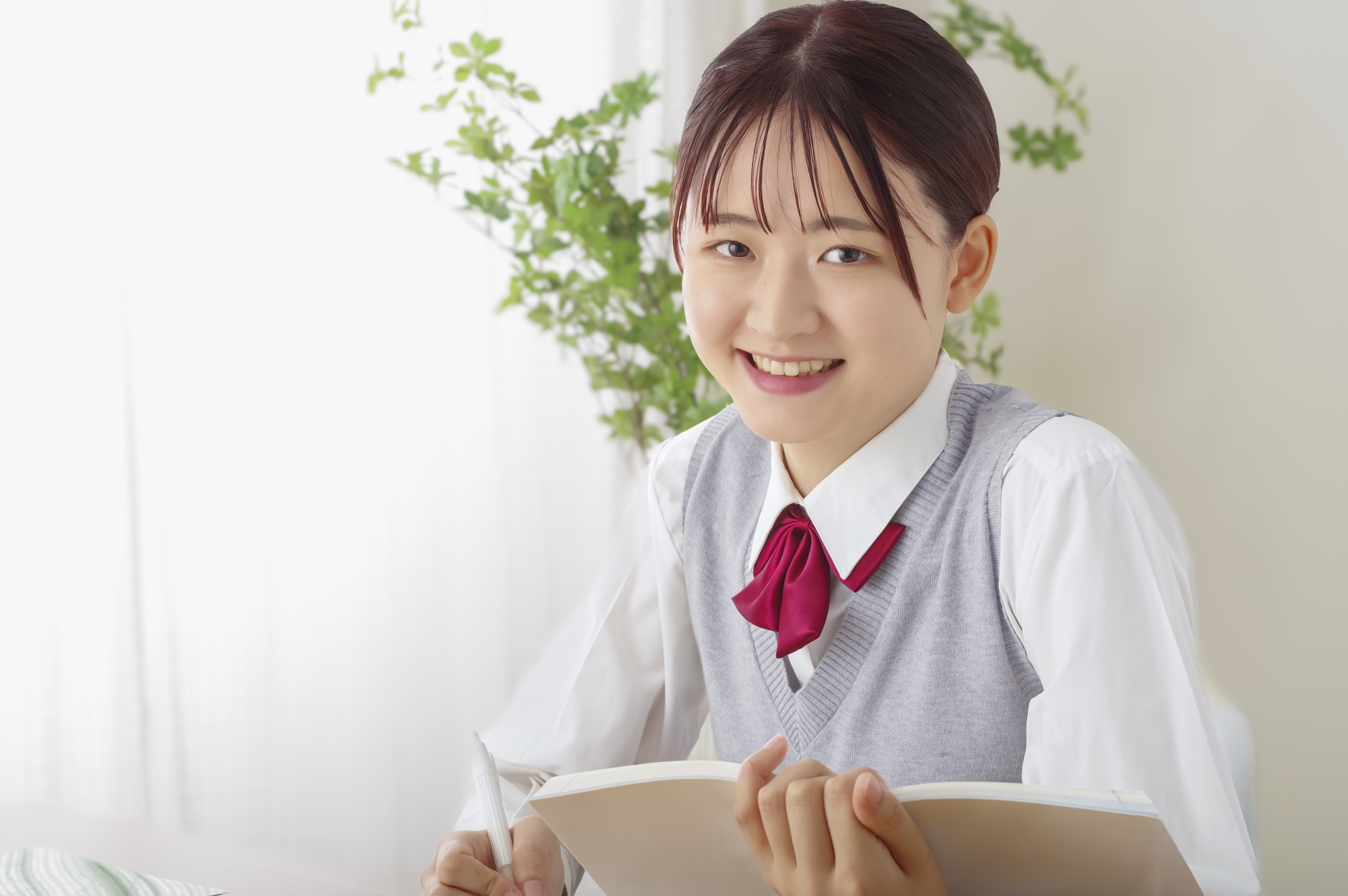 前向きに勉強に取り組む女子高生