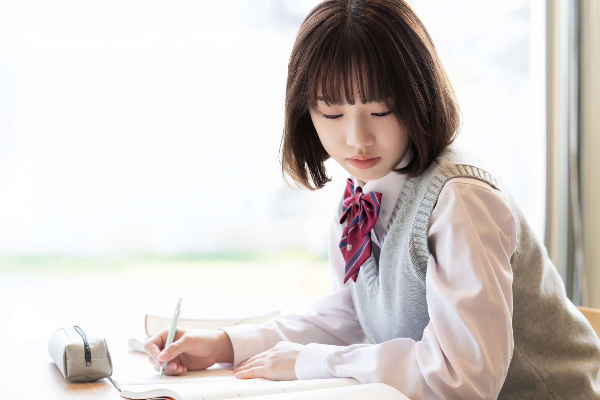 受験生・制服姿の女子高校生