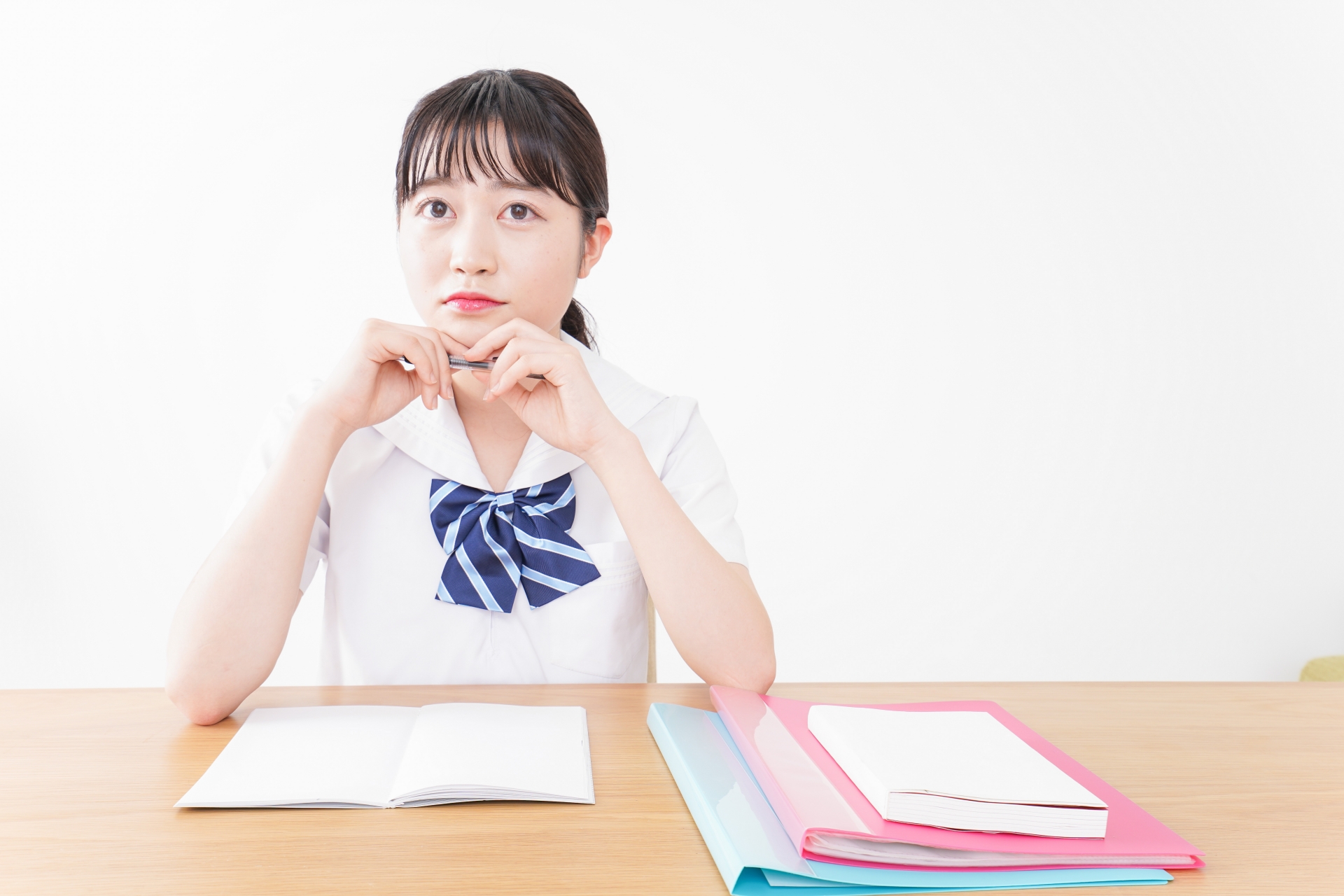 勉強をする若い学生