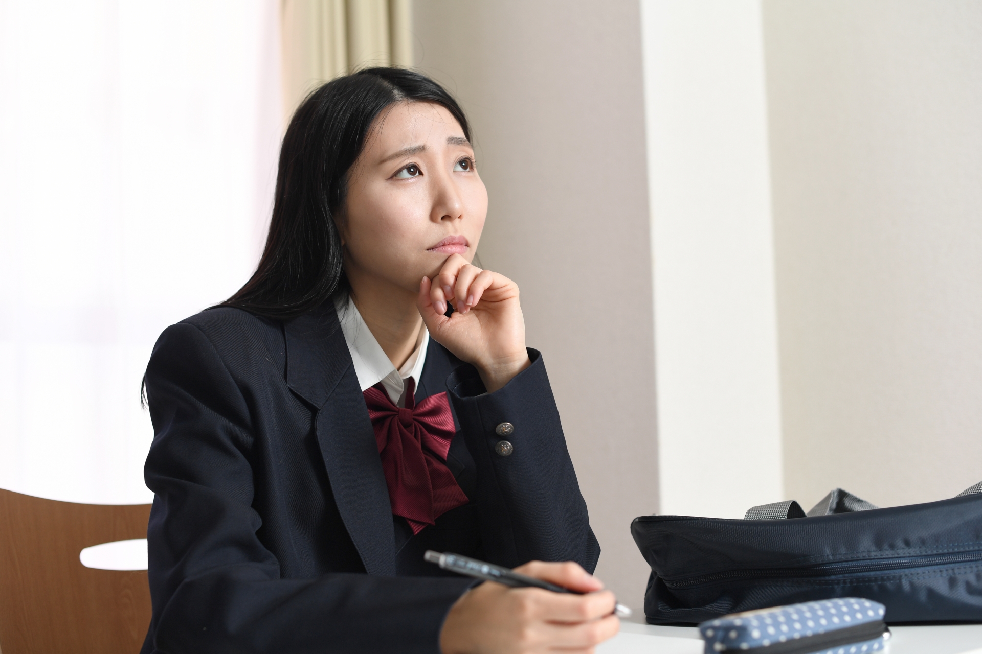 勉強中に悩む女子学生