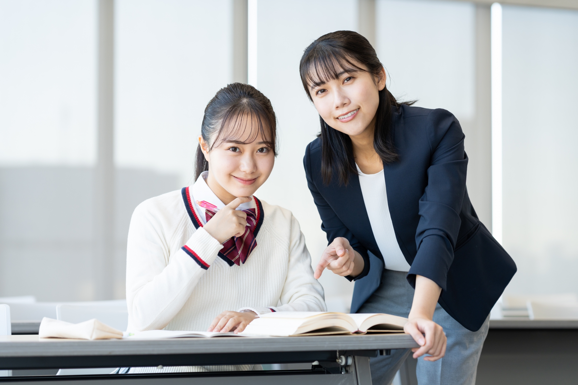 塾の高校生と先生