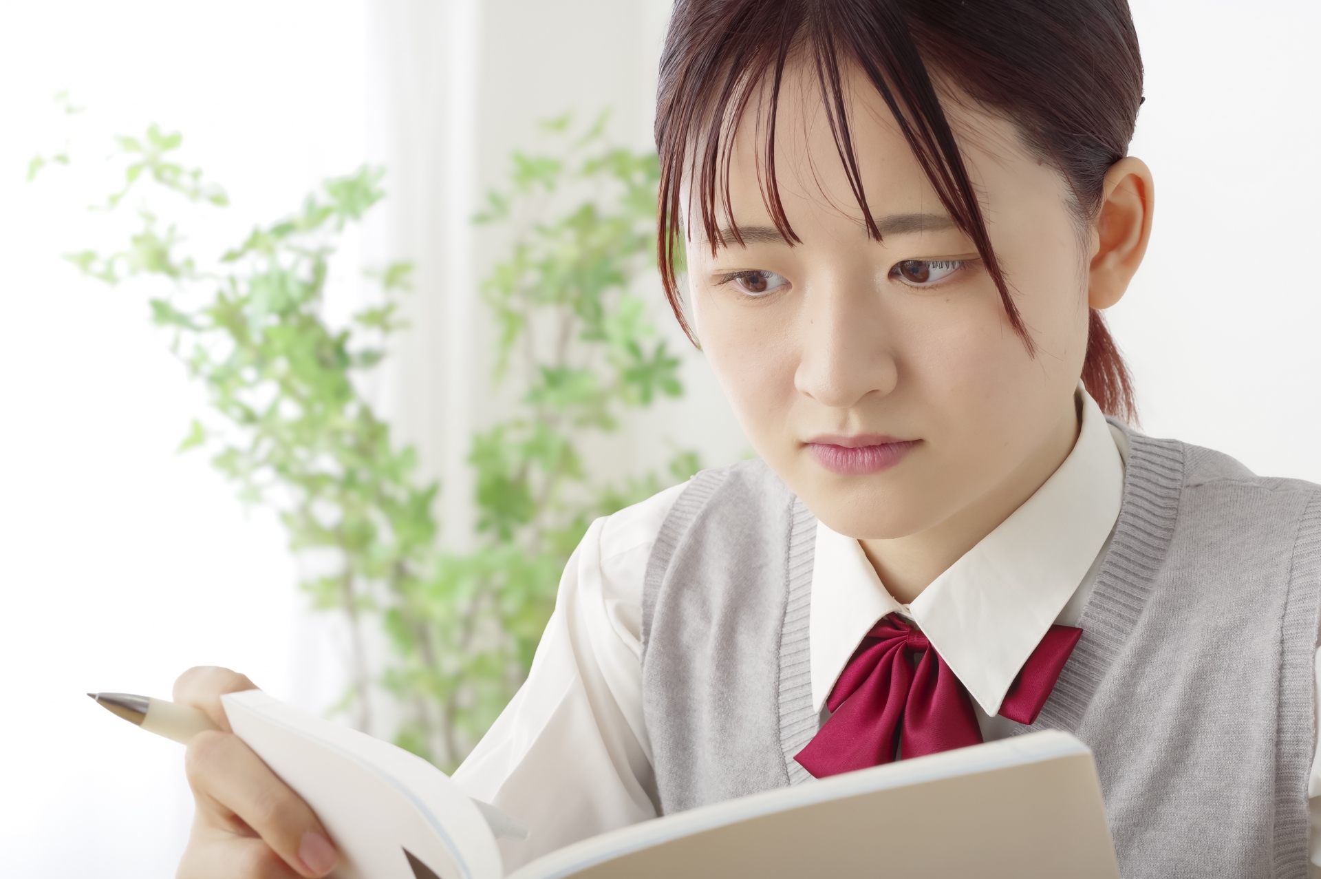 真剣に勉強する女子