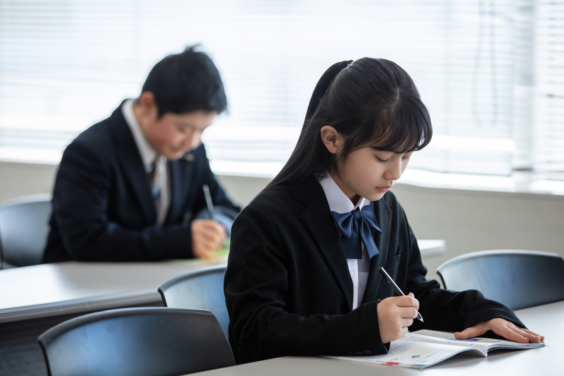 授業を受ける高校生