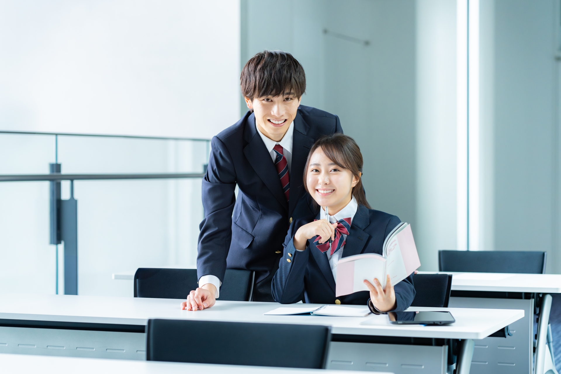 勉強する男女の高校生