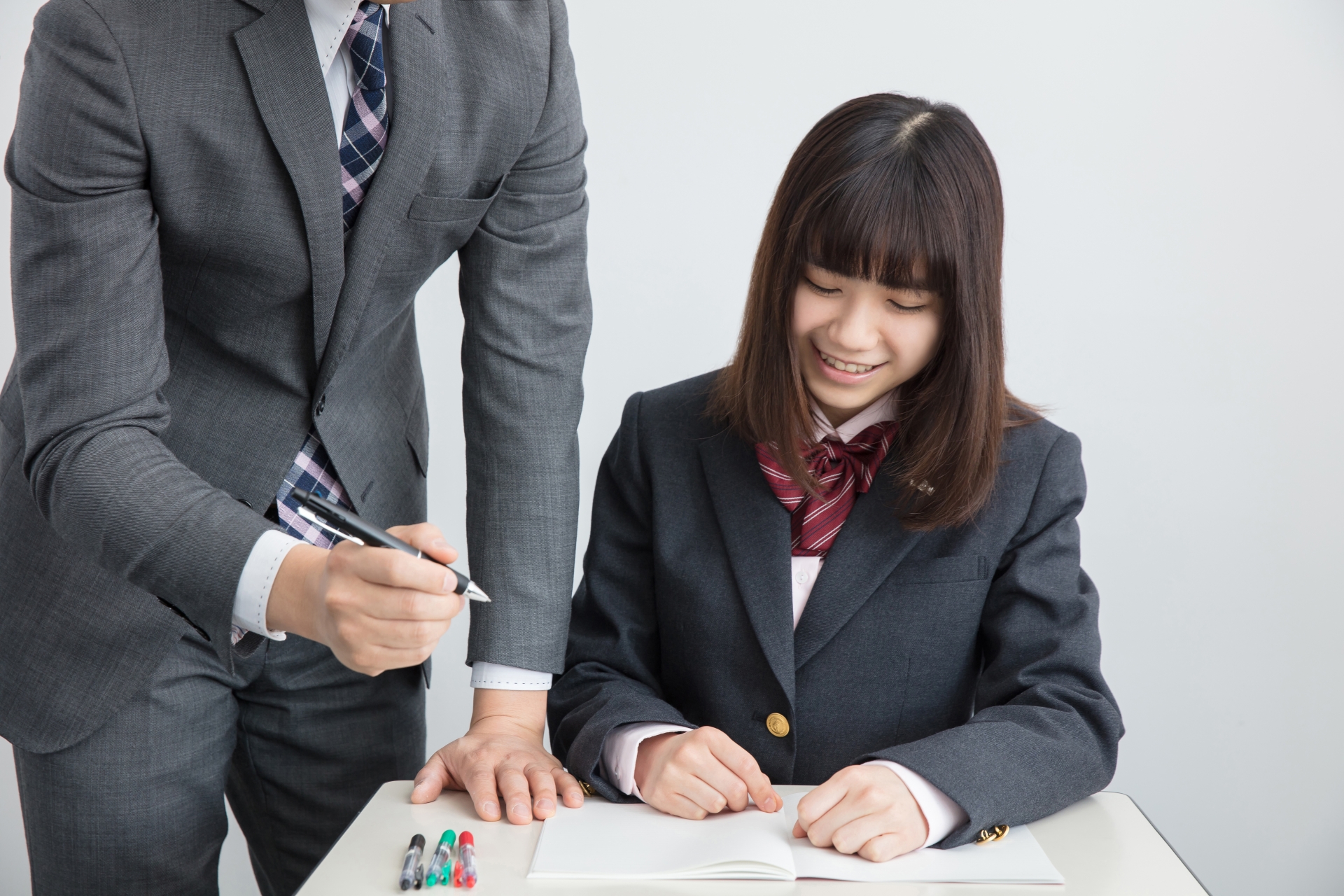 先生に質問する生徒