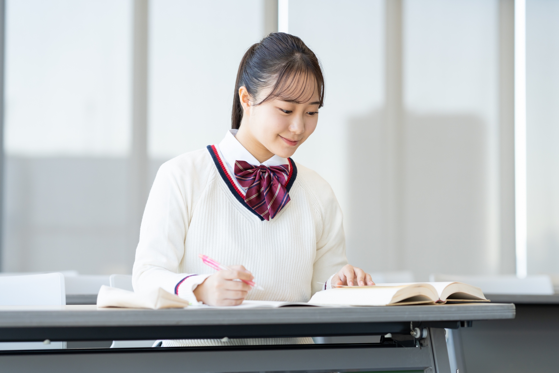 勉強する女子高生