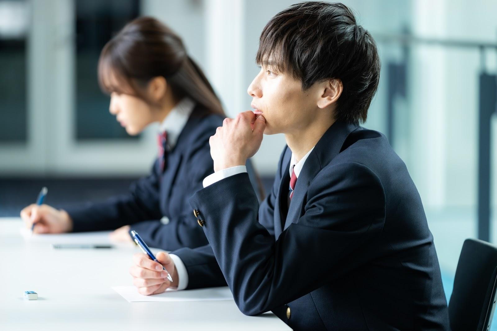試験を受ける学生