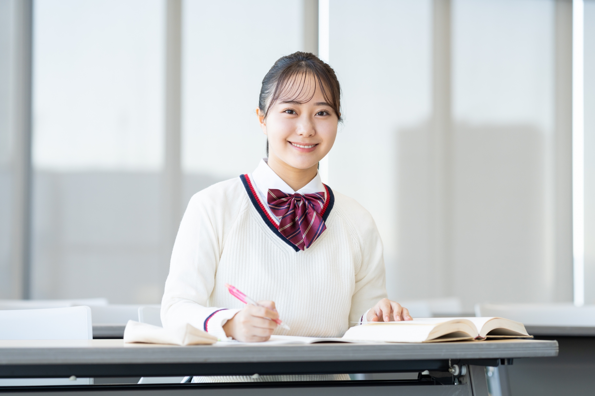 勉強する女子高生