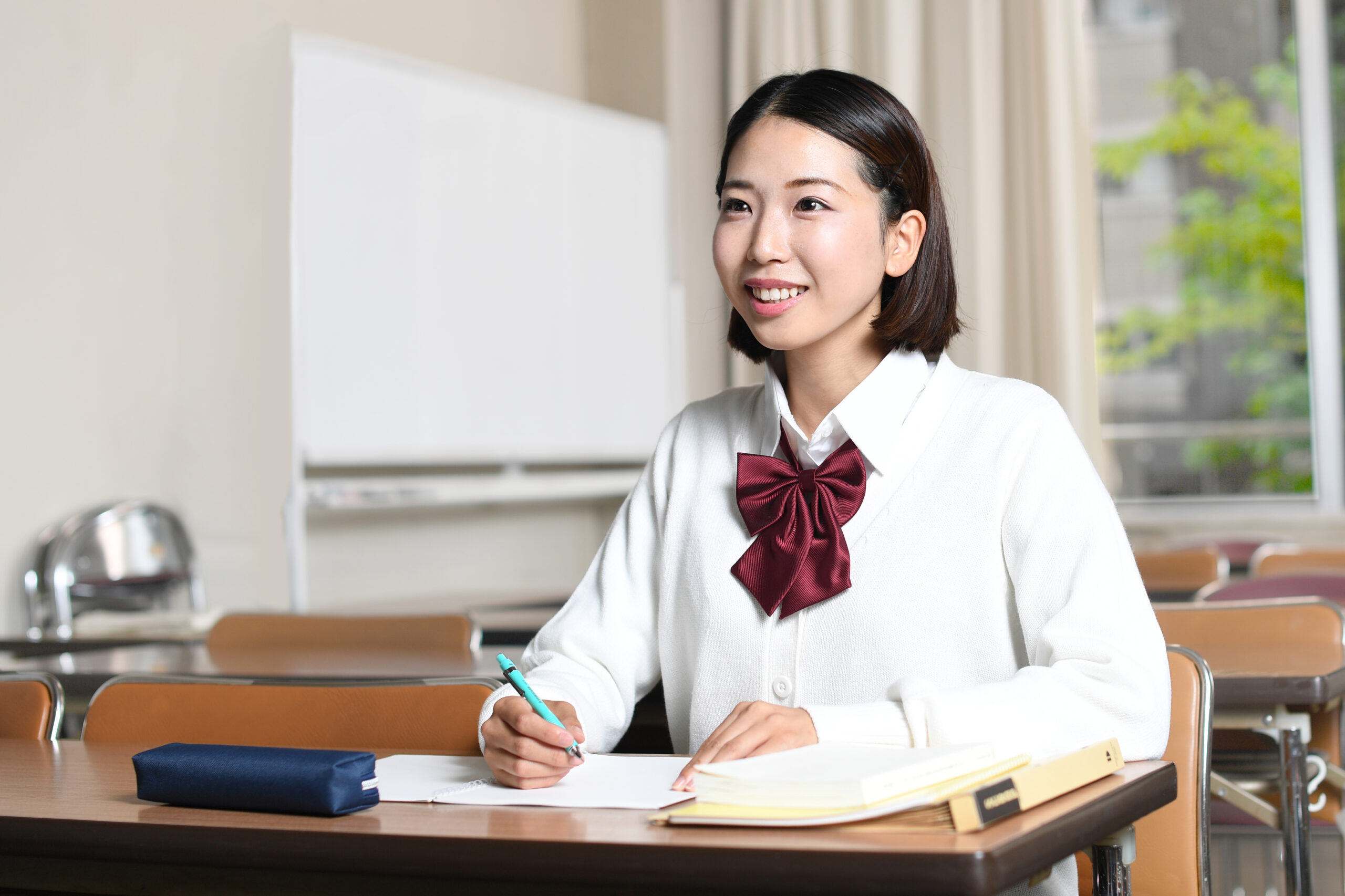 勉強する女子高生