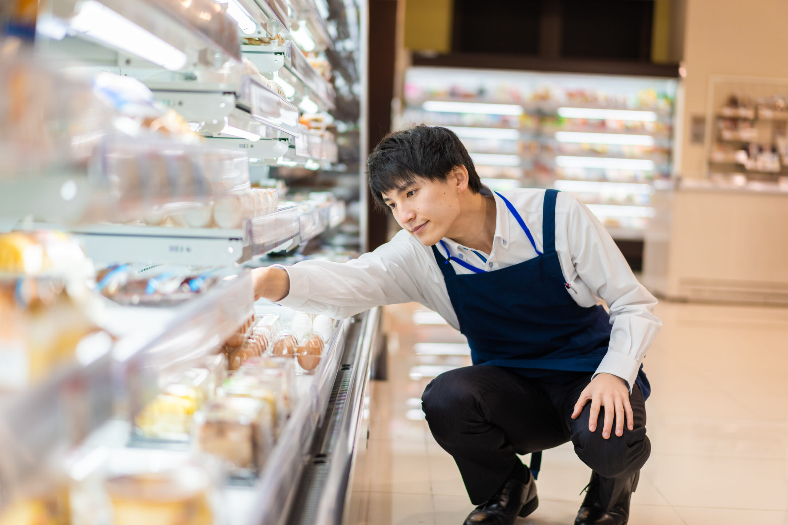 品だしをする若い男性