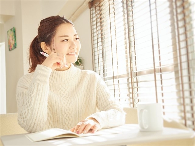 考え事をする女性