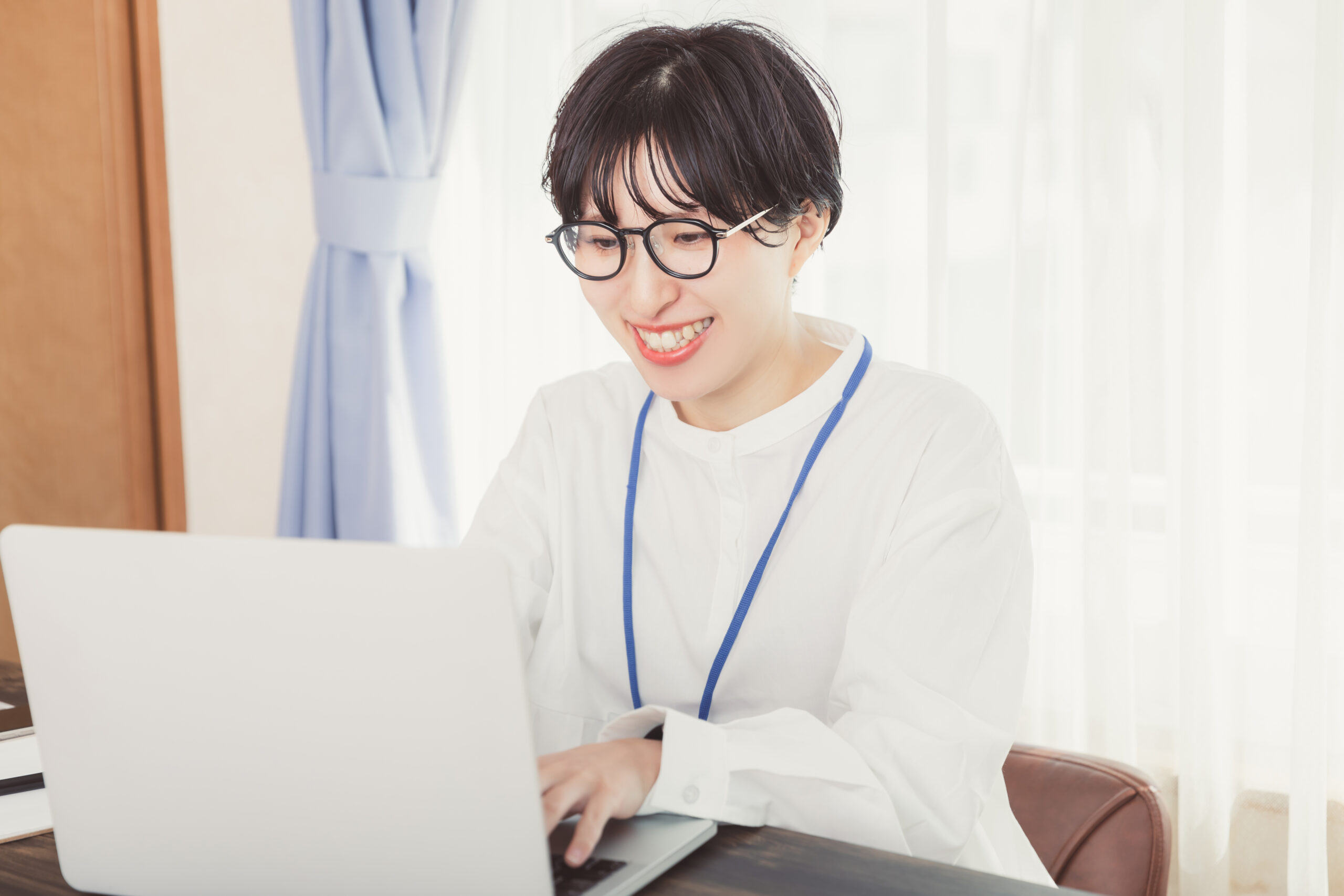 デスクワークする女性