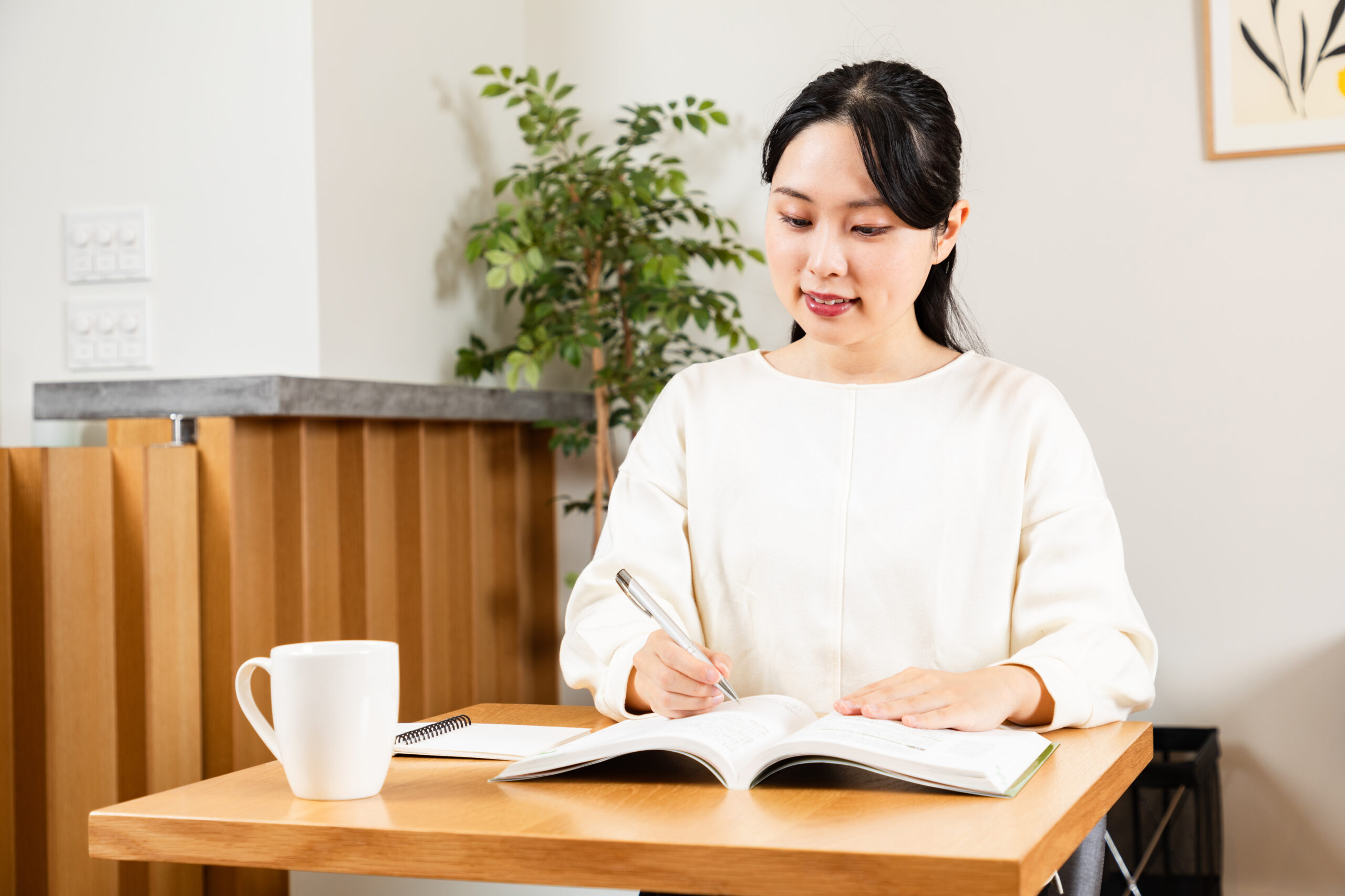 試験勉強する女性