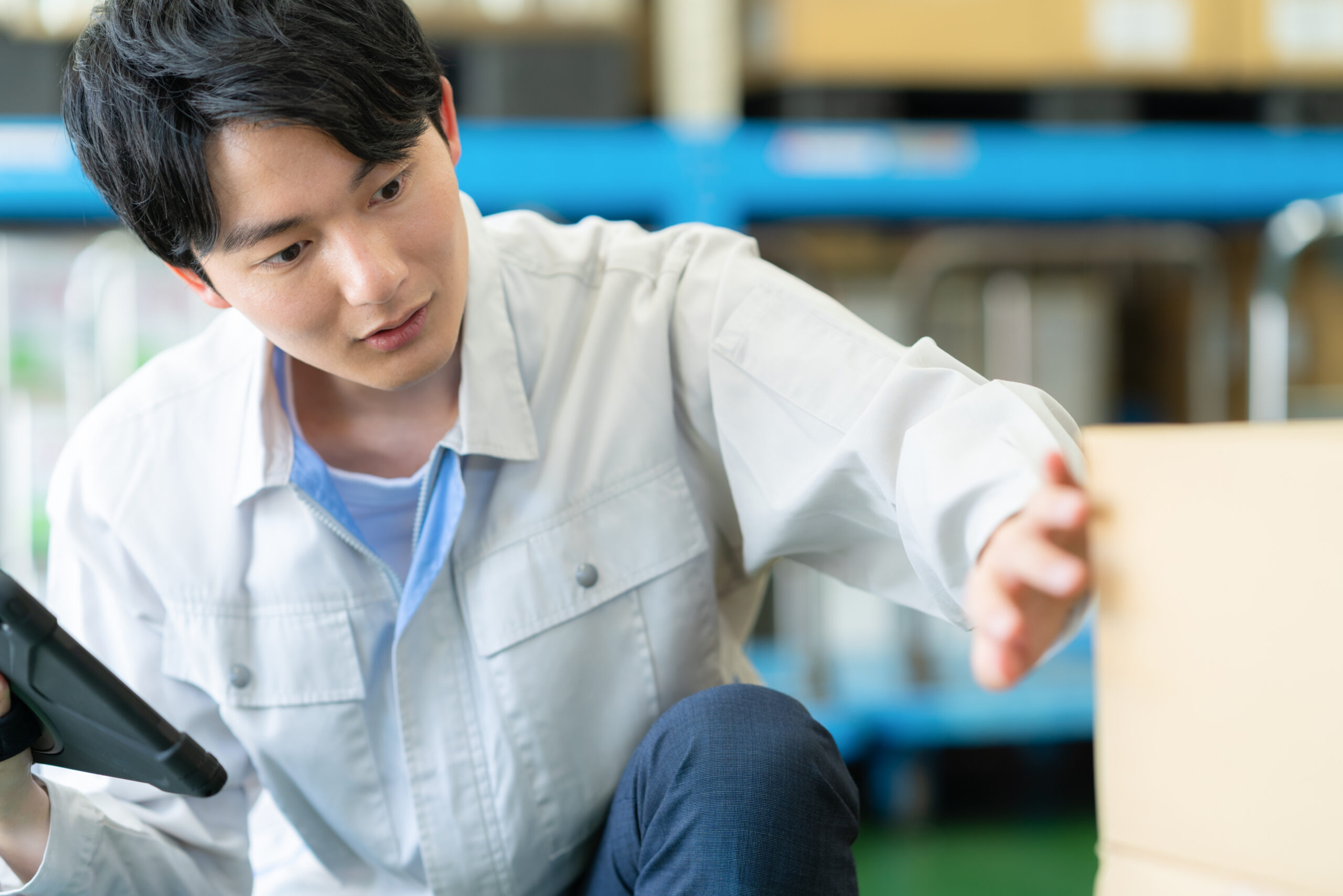 倉庫で検品する男性作業員