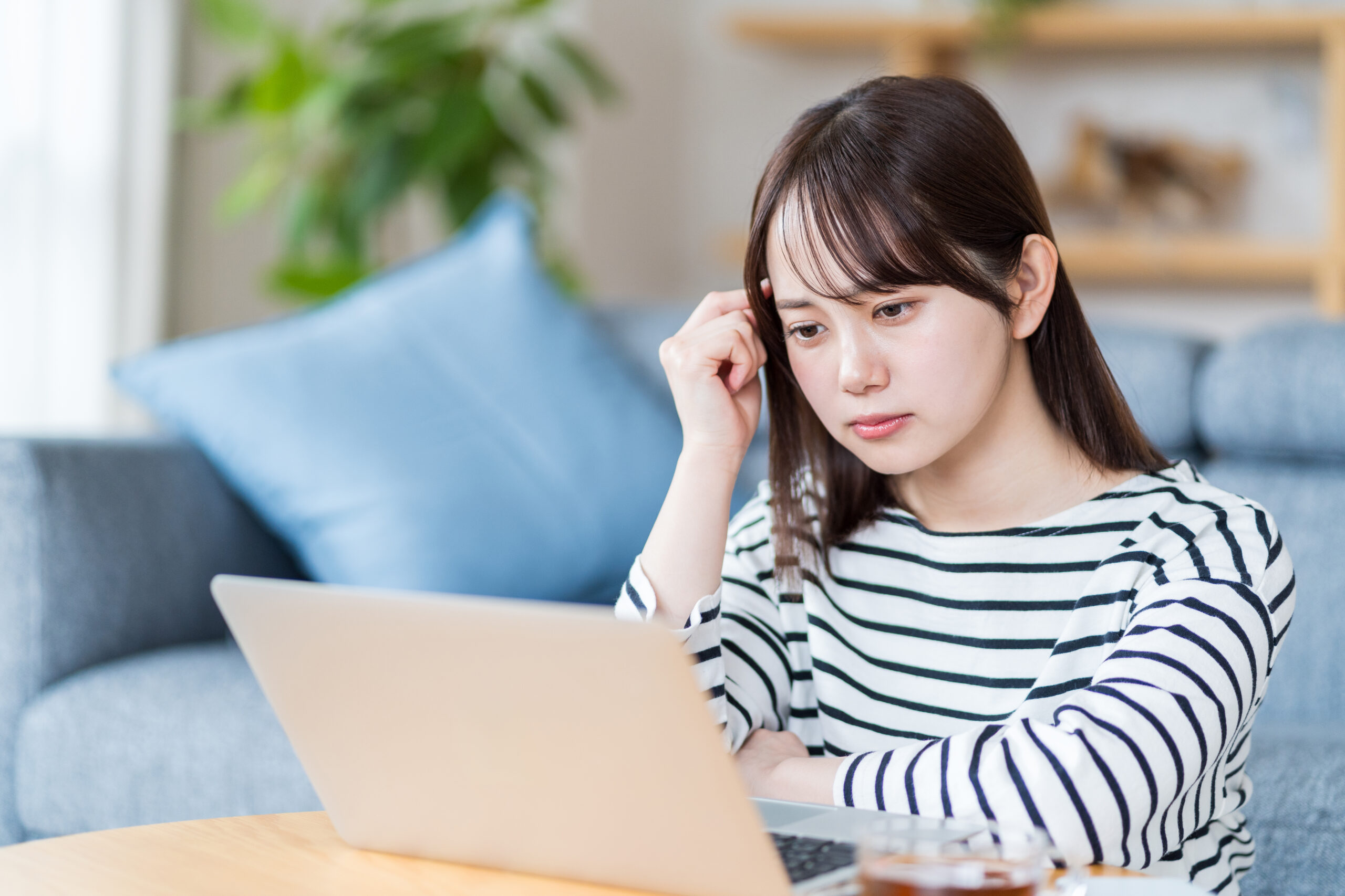 困っている女子学生