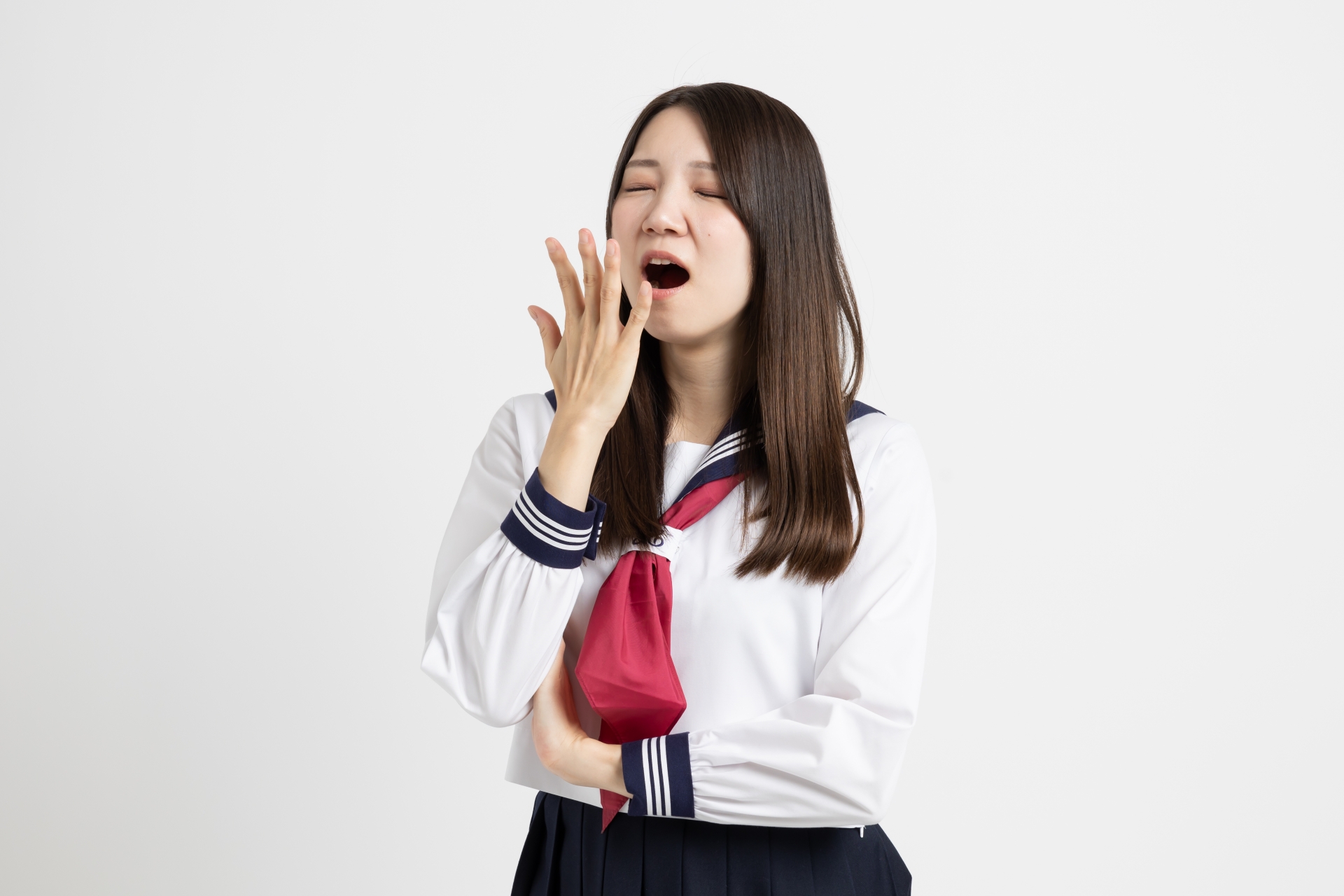欠伸をする女子