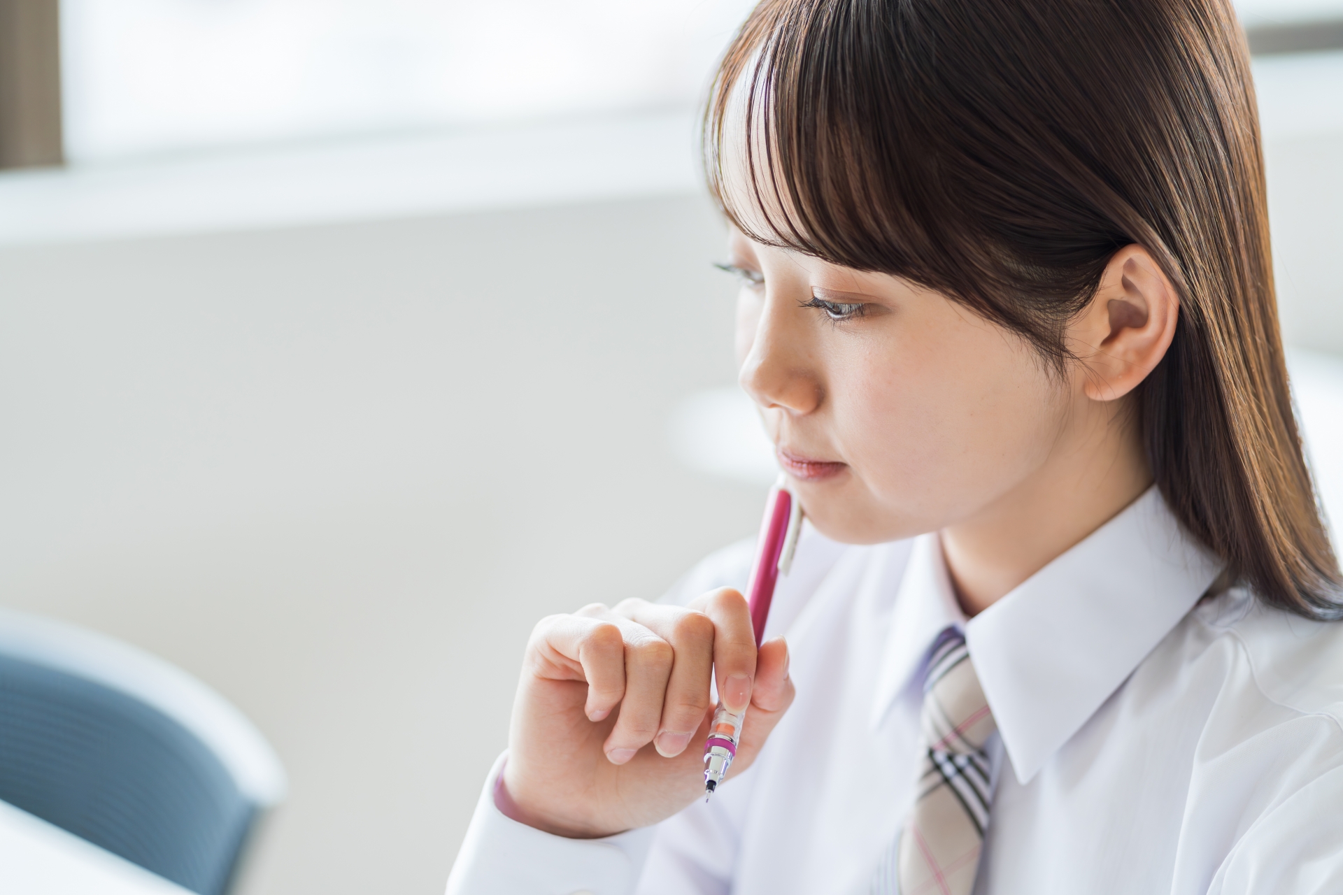 勉強中の女子生徒