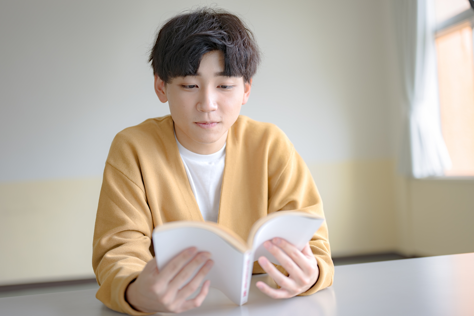 参考書を読む男性