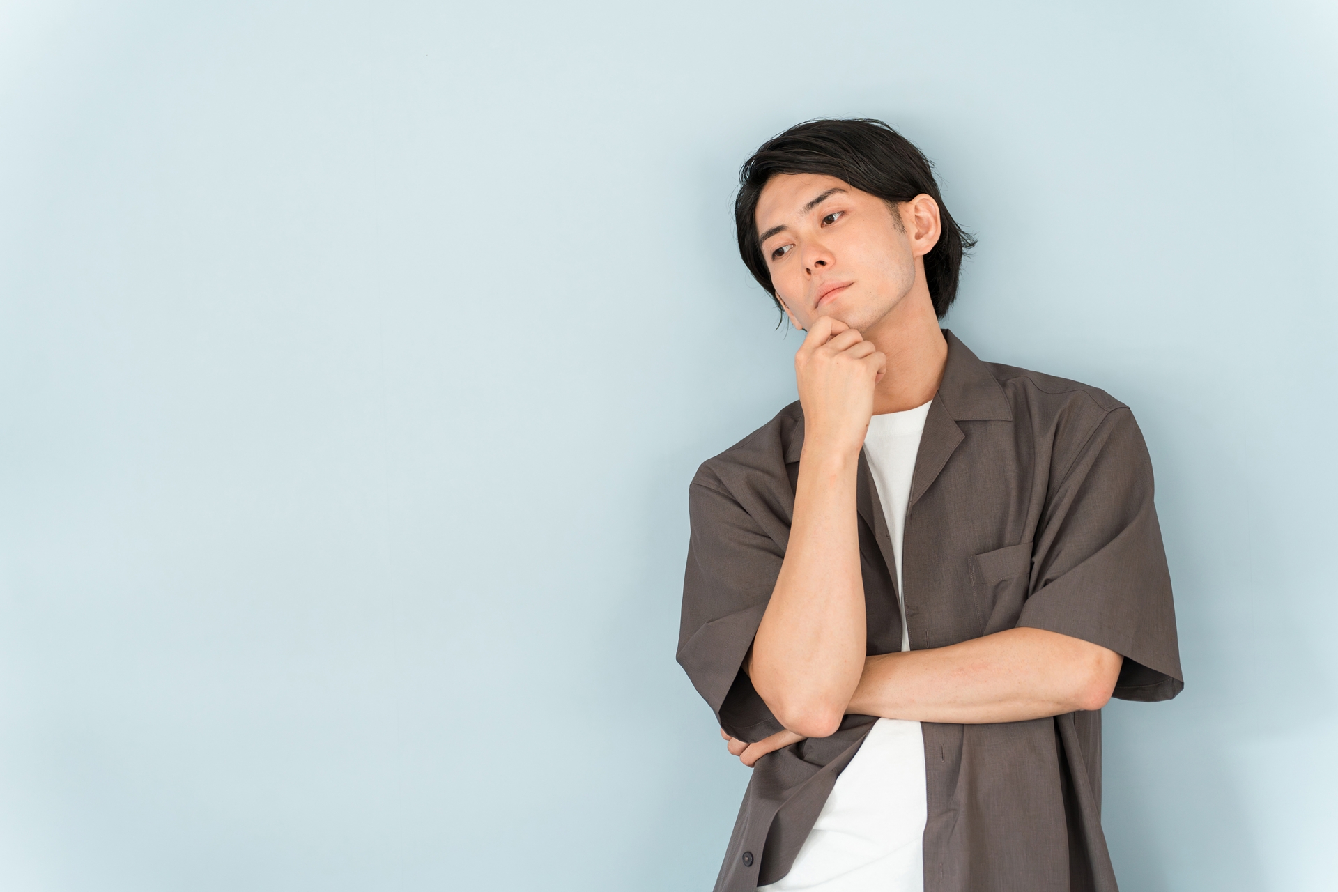 悩む男性