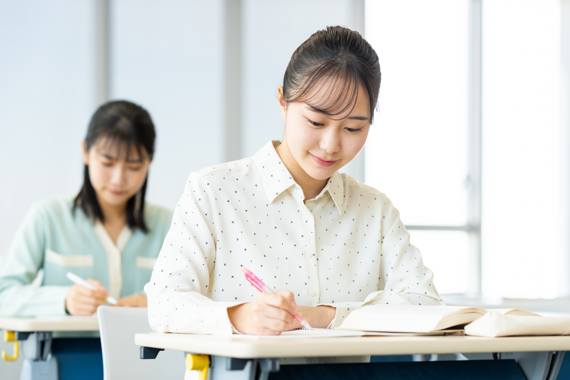 授業を受ける女子