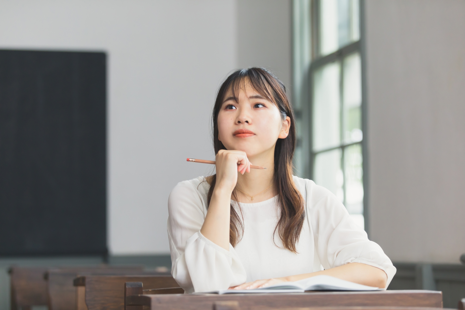 真剣に授業を聞く女性