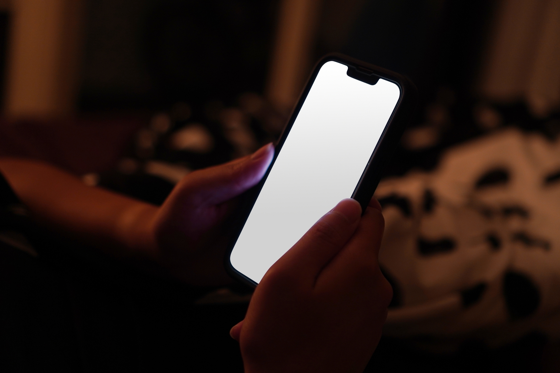 暗い中のスマホ画面