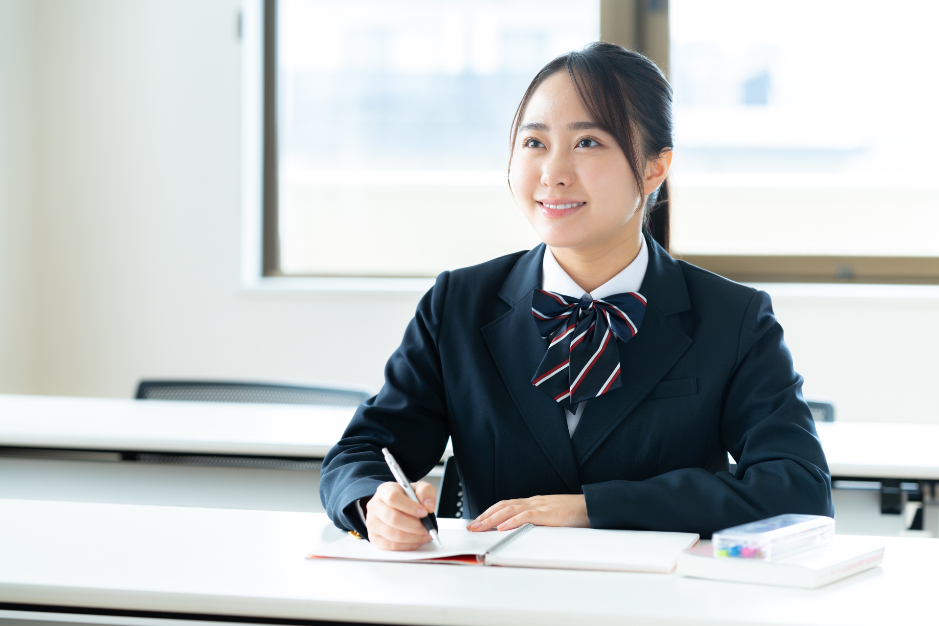 教室で勉強する学生