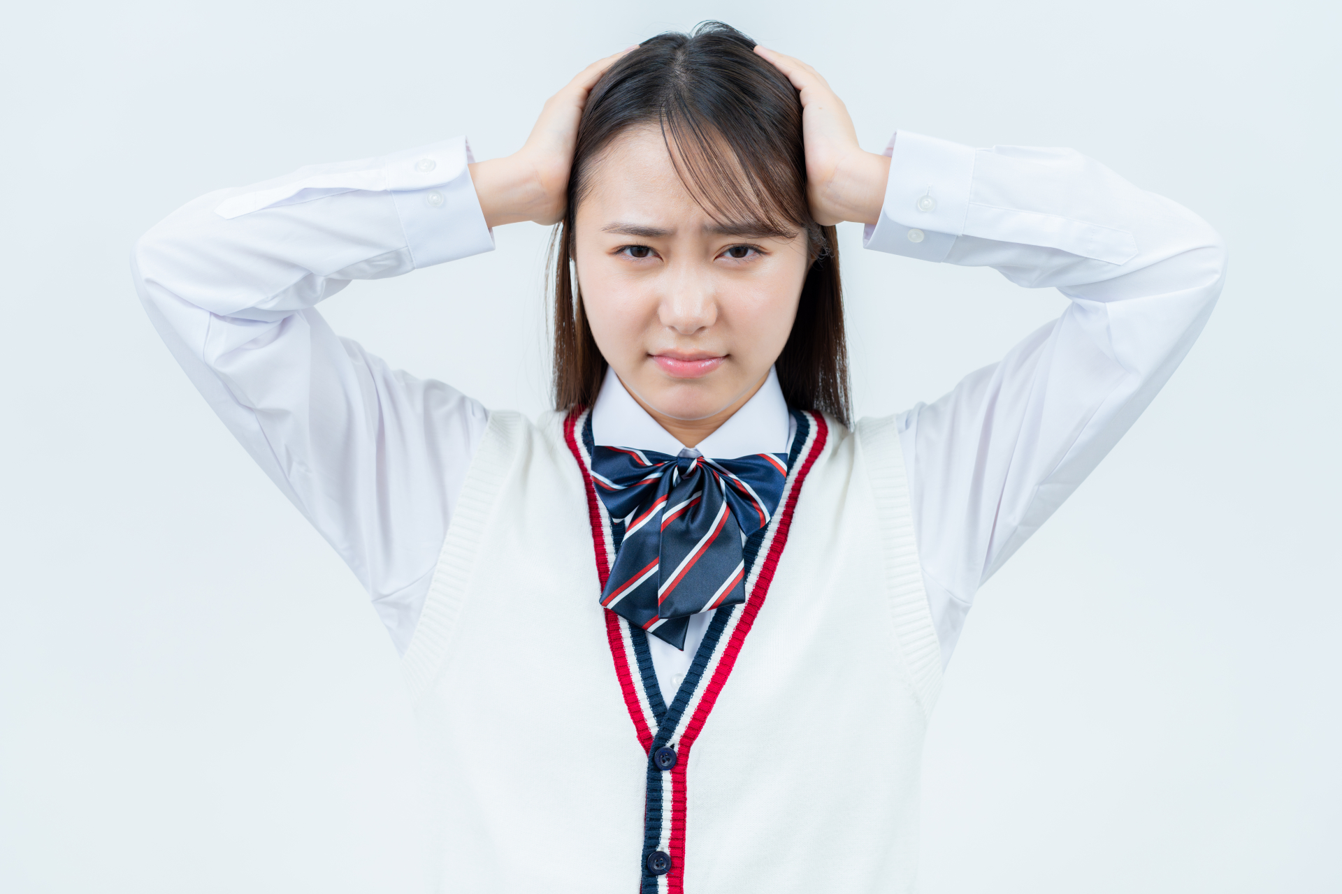 頭を抱えて悩む女子高校生