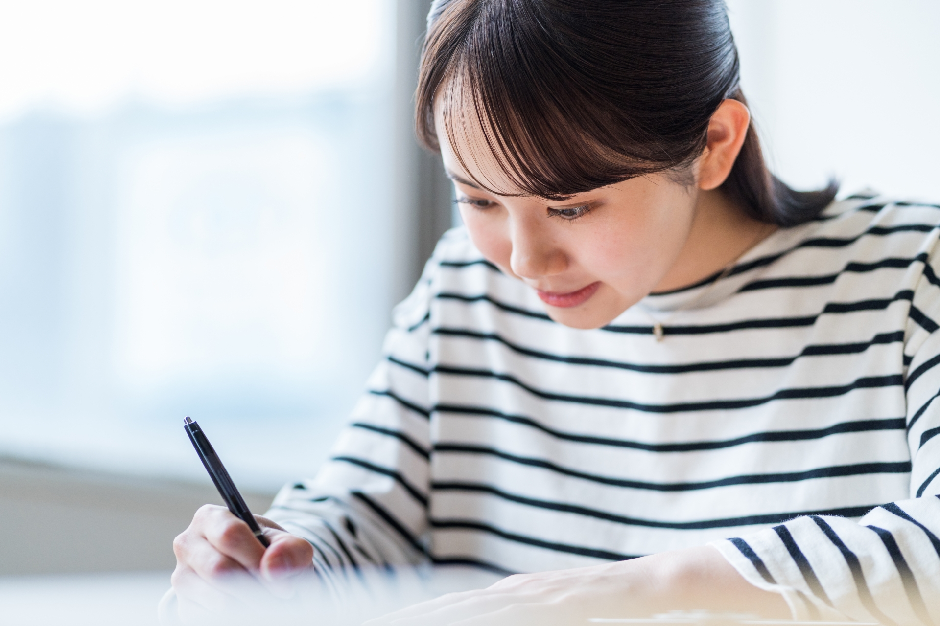 勉強をする女性