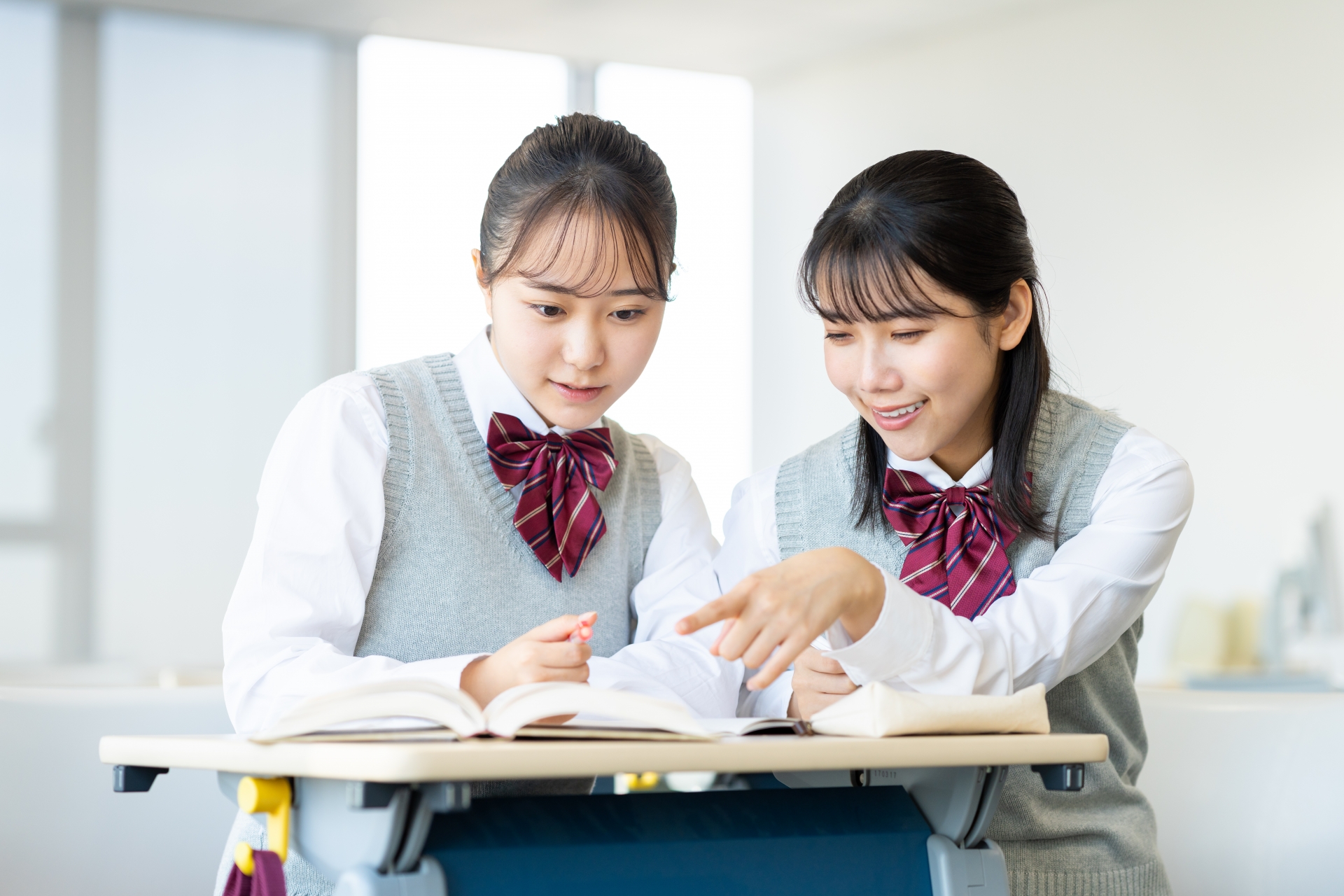 教室で自習する女子高生