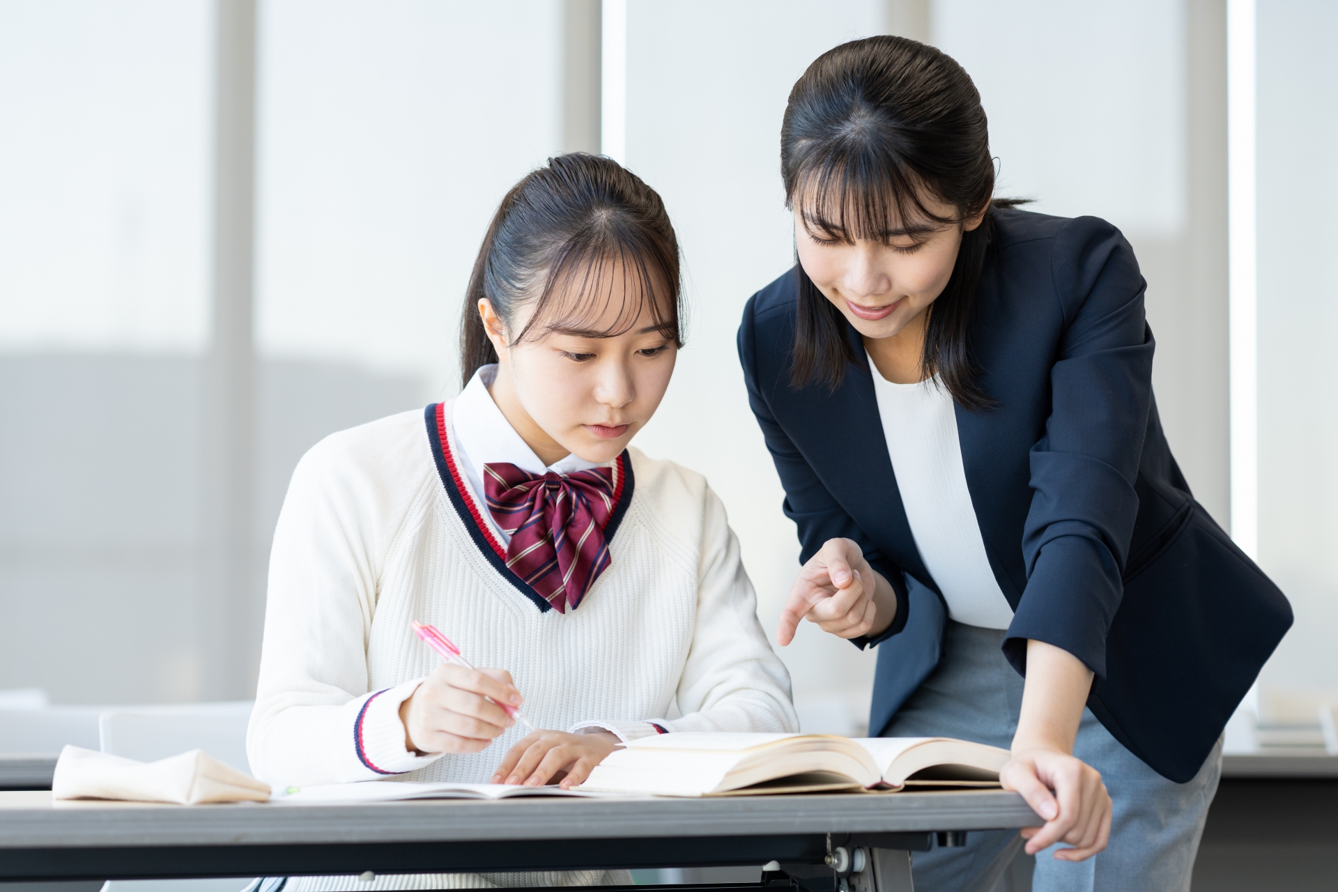 塾の高校生と先生