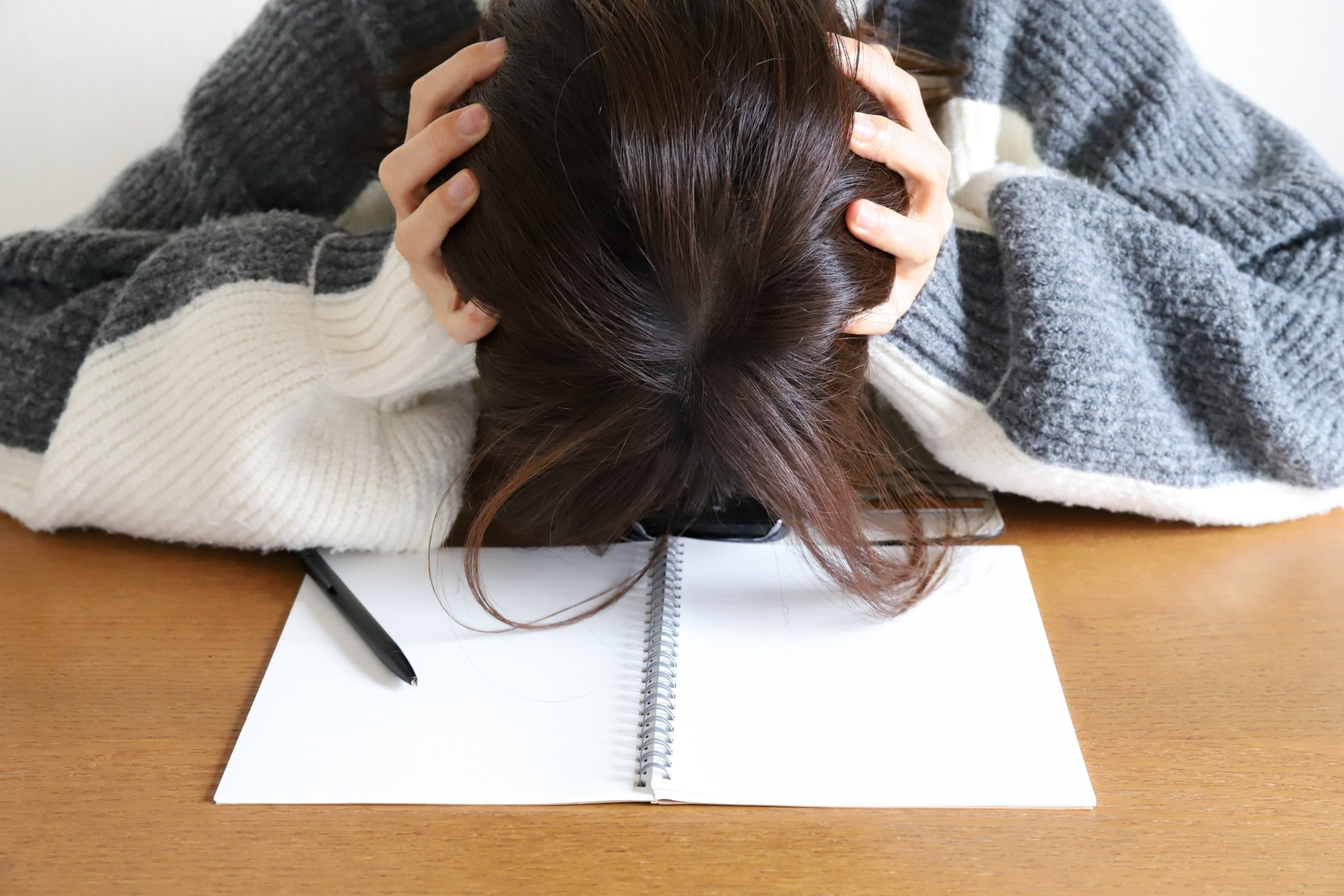頭を抱える女性