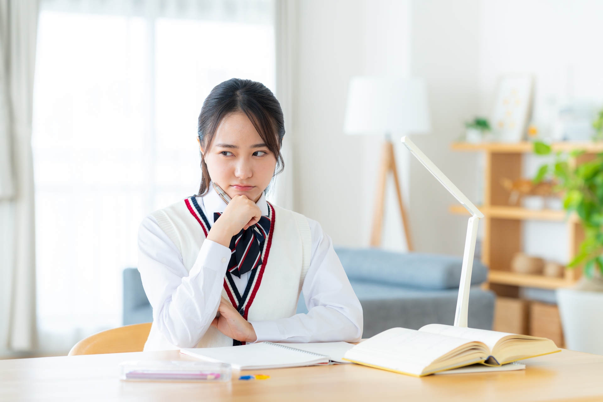 自宅で勉強する女子高生