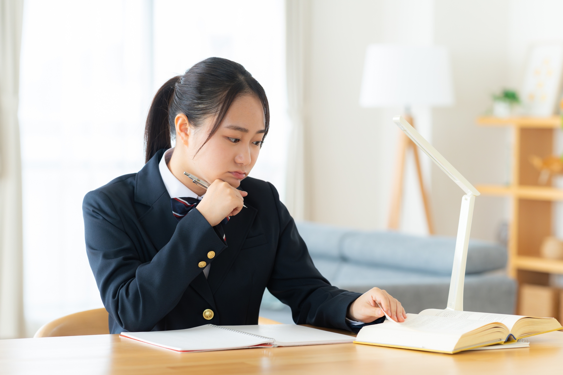 自宅で勉強する女子高生
