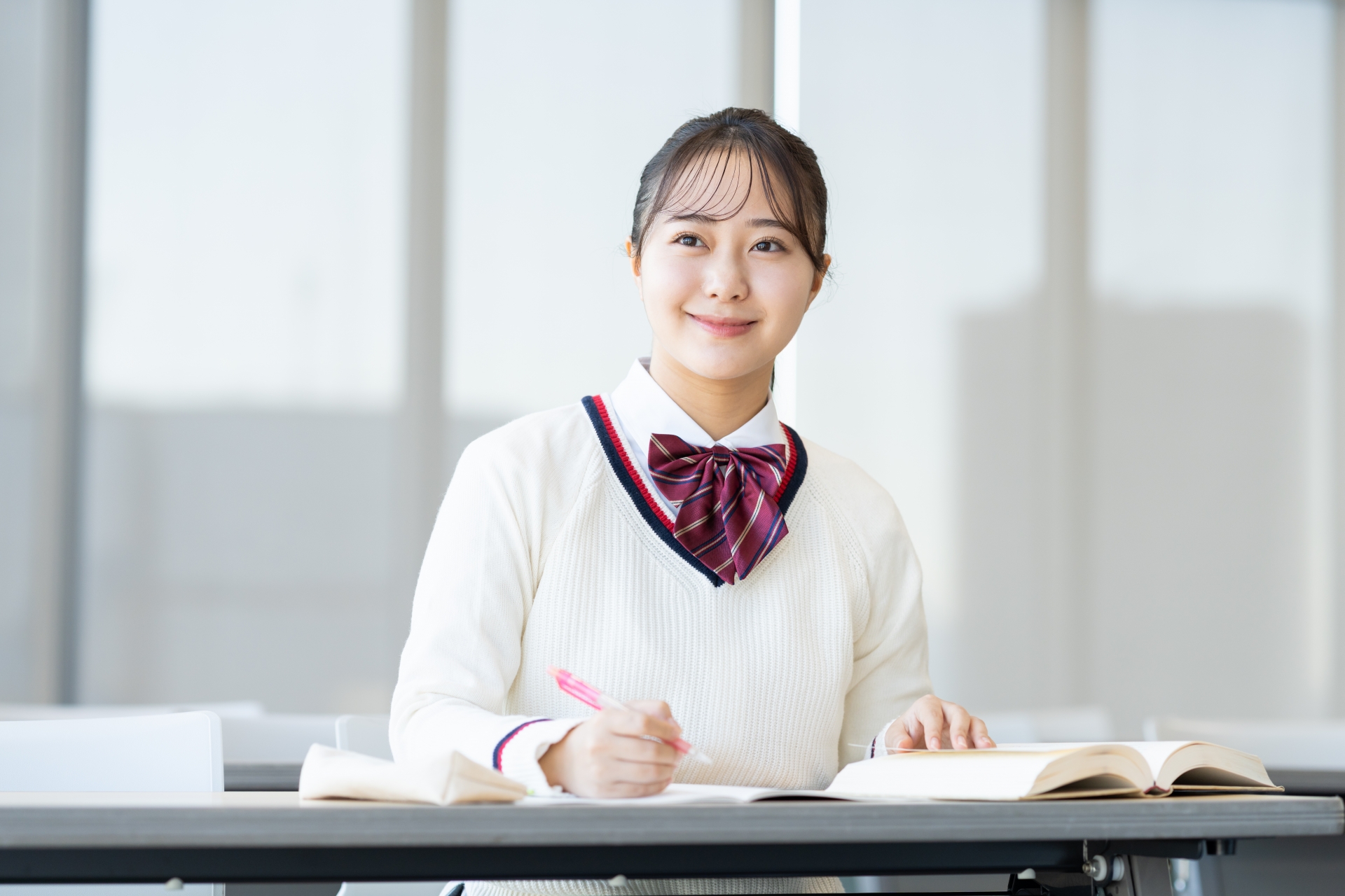 塾で勉強する女子高生