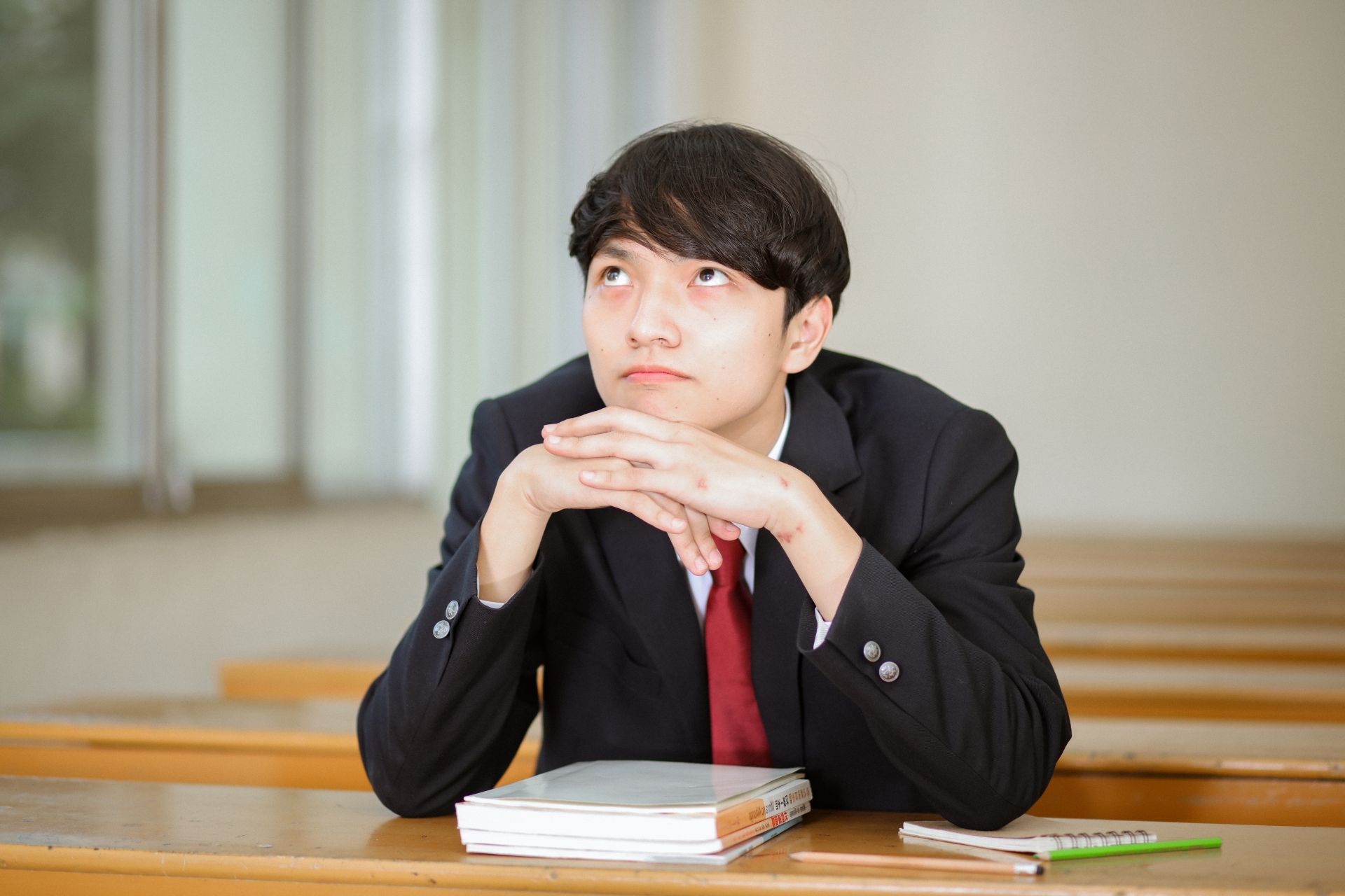 考える男子高校生