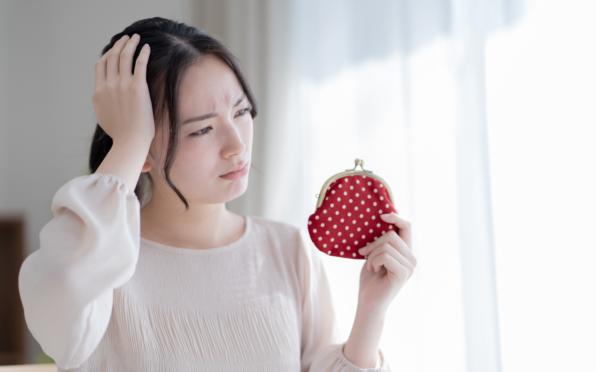 財布を持ち困る女性