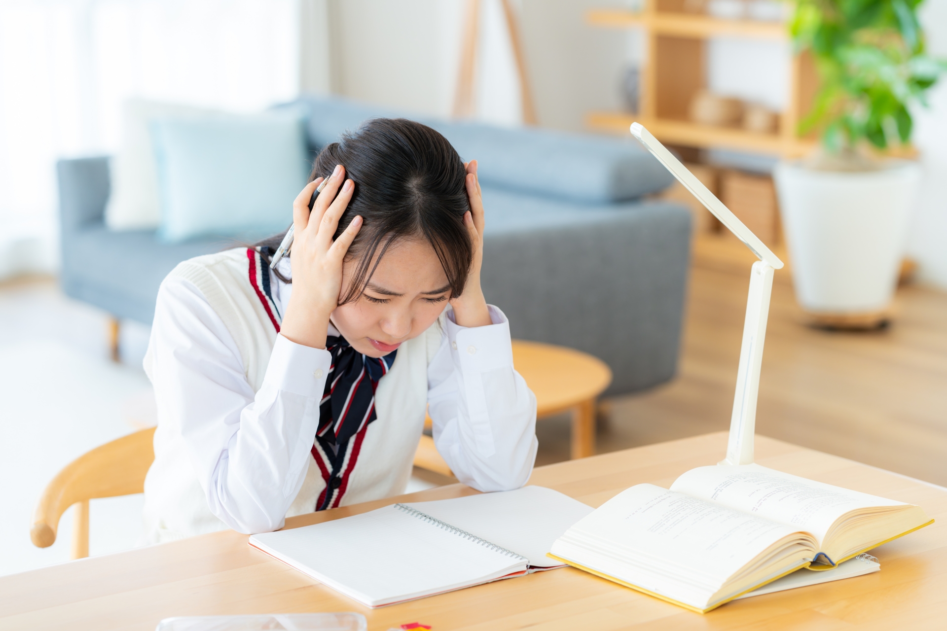 自宅で勉強する女子高生