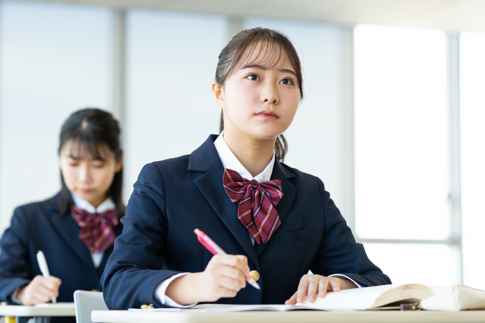真剣に授業を聞く生徒