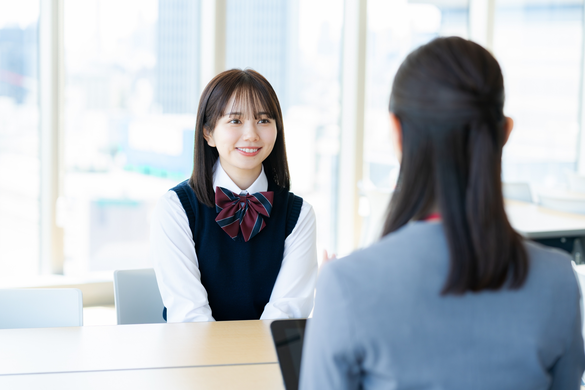 面接を受ける女子生徒