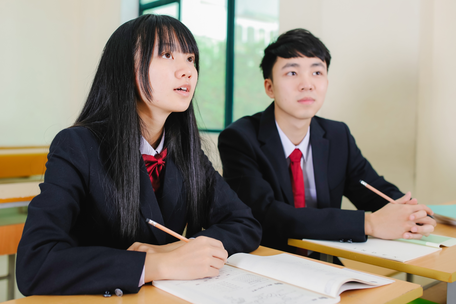 授業を受ける高校生